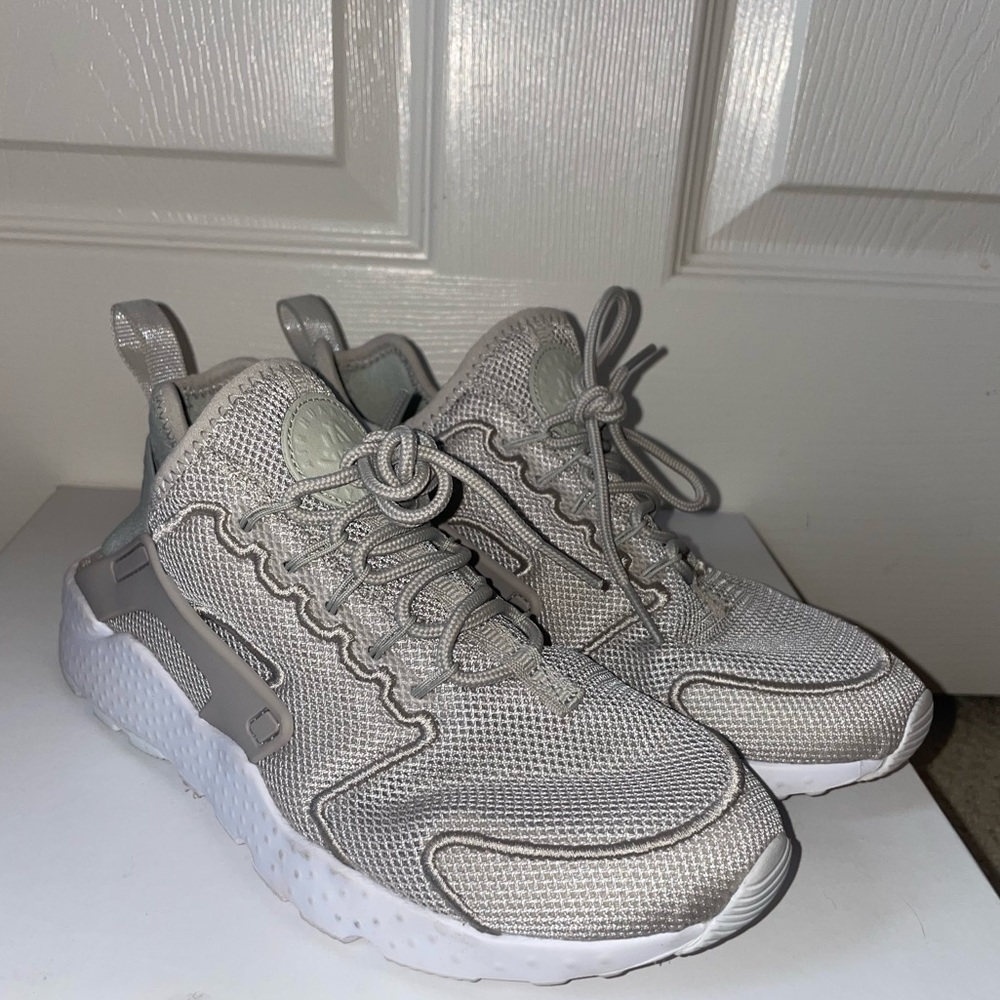 Nike Women Air Huarache Run Ultra sneaker size 6.5 khaki/gold/silver worn twice